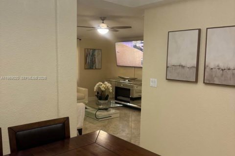 Casa en venta en Palm Springs, Florida, 2 dormitorios, 51.19 m2 № 2031873 - foto 5