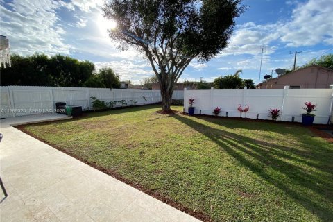 Casa en venta en Palm Springs, Florida, 2 dormitorios, 51.19 m2 № 2031873 - foto 2