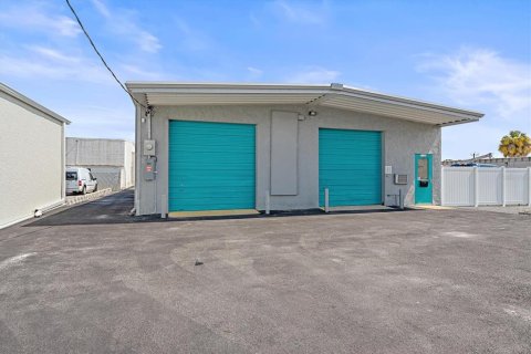 Commercial property in Sarasota, Florida 222.97 sq.m. № 2278072
