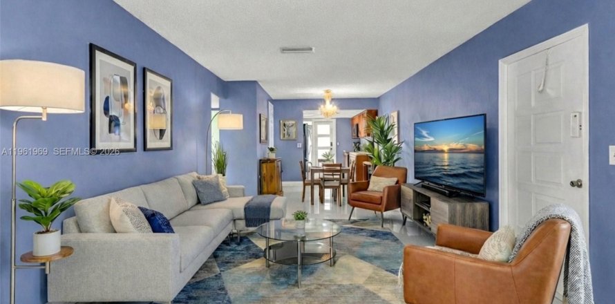 Кондоминиум с 2 спальнями в Холливуд, Флорида № 2024694