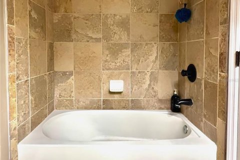 Townhouse in PALM RIVER TOWNHOMES in Tampa, Florida 2 bedrooms, 114.27 sq.m. № 2227406 - photo 19
