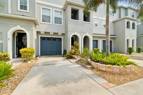 Townhouse in PALM RIVER TOWNHOMES in Tampa, Florida 2 bedrooms, 114.27 sq.m. № 2227406 - photo 3