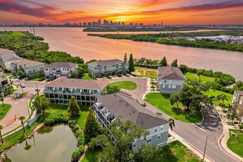 Townhouse in PALM RIVER TOWNHOMES in Tampa, Florida 2 bedrooms, 114.27 sq.m. № 2227406 - photo 2