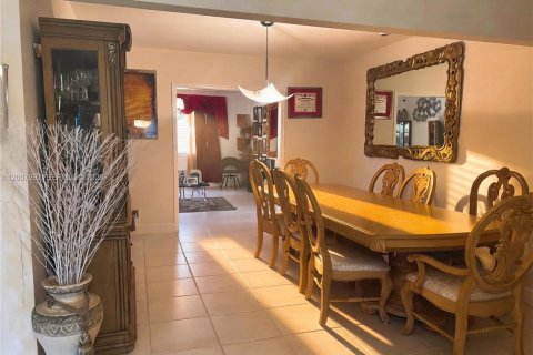 Villa ou maison à vendre à Hollywood, Floride: 4 chambres, 182.74 m2 № 2071890 - photo 2
