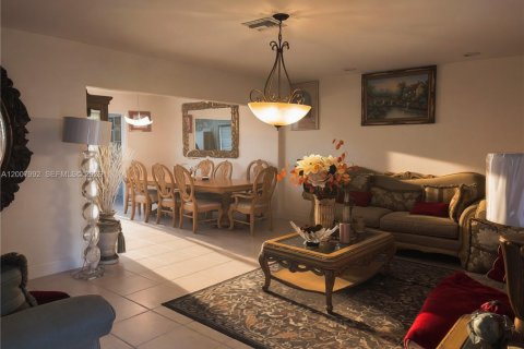 House in Hollywood, Florida 4 bedrooms, 182.74 sq.m. № 2071890