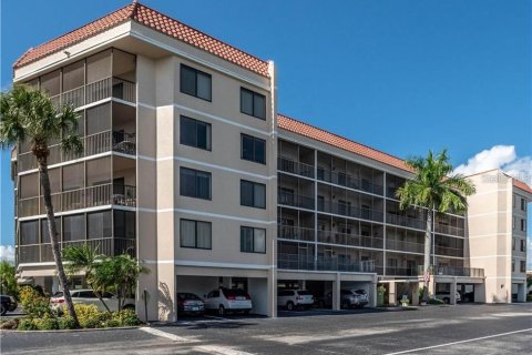 Condo in Punta Gorda, Florida, 2 bedrooms  № 216664 - photo 1