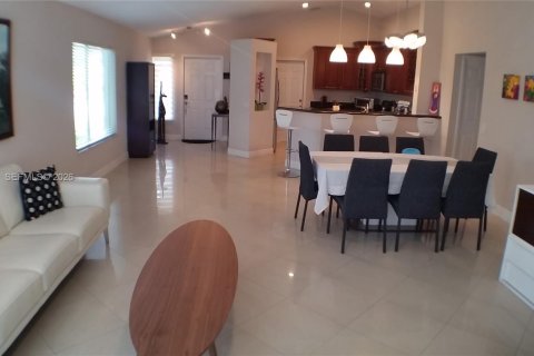 House in Weston, Florida 3 bedrooms, 125.7 sq.m. № 2009810 - photo 8