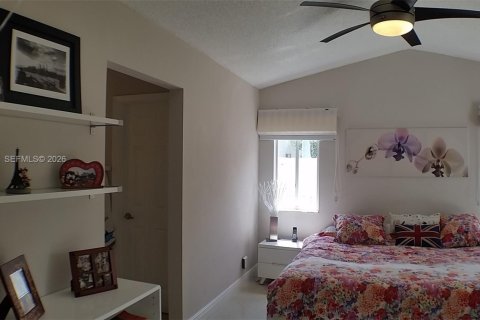 House in Weston, Florida 3 bedrooms, 125.7 sq.m. № 2009810 - photo 16