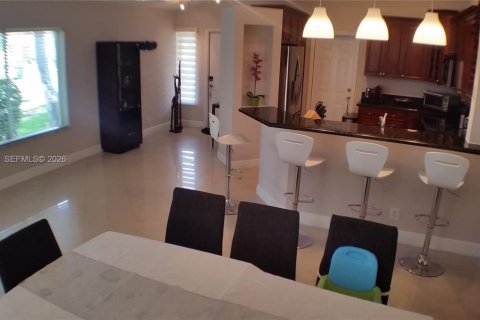 House in Weston, Florida 3 bedrooms, 125.7 sq.m. № 2009810 - photo 12