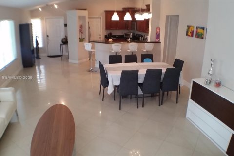 House in Weston, Florida 3 bedrooms, 125.7 sq.m. № 2009810 - photo 13