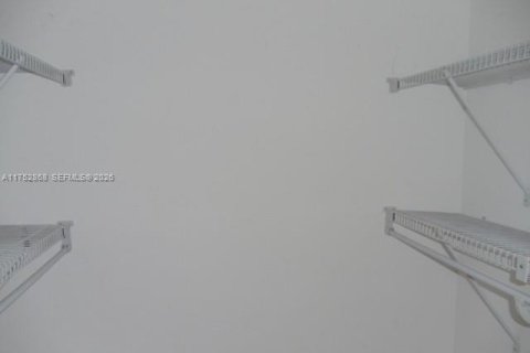 Condo in North Miami, Florida, 2 bedrooms  № 2017365 - photo 16