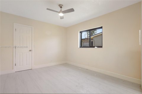 Купить виллу или дом в Пемброк-Пайнс, Флорида 3 спальни, 145.39м2, № 1991112 - фото 26