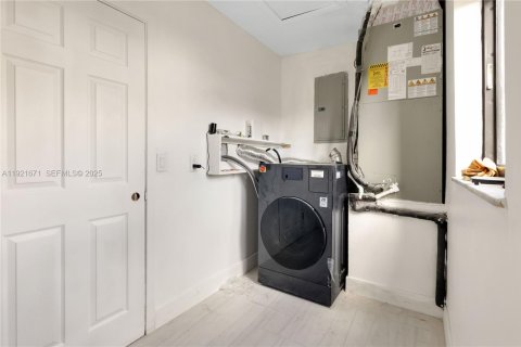 Купить виллу или дом в Пемброк-Пайнс, Флорида 3 спальни, 145.39м2, № 1991112 - фото 28