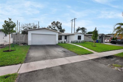 Купить виллу или дом в Пемброк-Пайнс, Флорида 3 спальни, 145.39м2, № 1991112 - фото 2