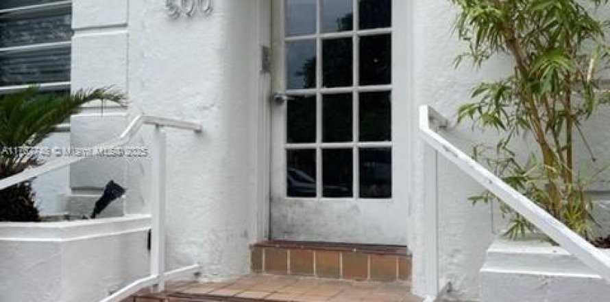 Estudio en el Condominio en Miami Beach, Florida  № 1701123