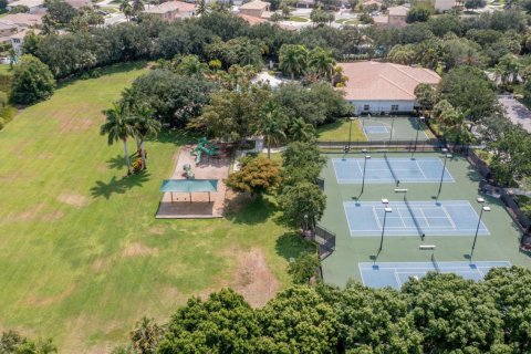 House in Lake Worth, Florida 5 bedrooms, 318.19 sq.m. № 1179712 - photo 1
