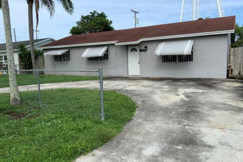 House in Mangonia Park, Florida 3 bedrooms, 120.4 sq.m. № 2388002 - photo 2