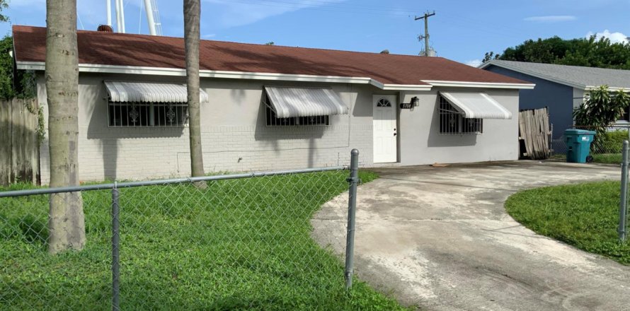 House in Mangonia Park, Florida 3 bedrooms, 120.4 sq.m. № 2388002