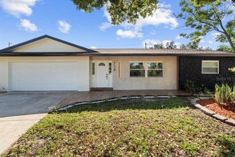 House in Orlando, Florida 5 bedrooms, 210.89 sq.m. № 1880568 - photo 1