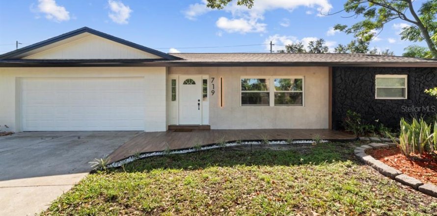House in Orlando, Florida 5 bedrooms, 210.89 sq.m. № 1880568