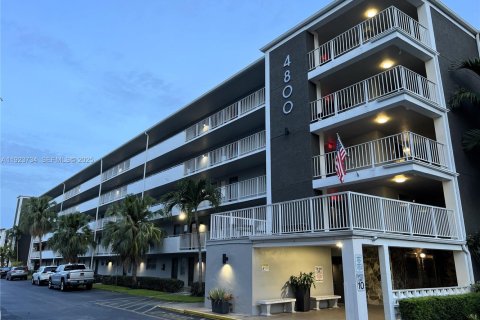 Condominio en venta en Hollywood, Florida, 2 dormitorios, 92.16 m2 № 1983051 - foto 1