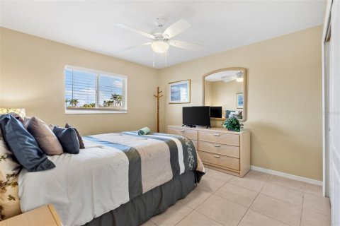 House in Cape Coral, Florida 4 bedrooms, 244.24 sq.m. № 1887058 - photo 20
