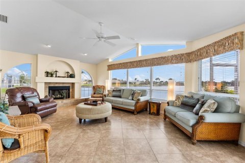 House in Cape Coral, Florida 4 bedrooms, 244.24 sq.m. № 1887058 - photo 11