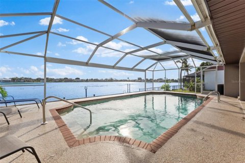 House in Cape Coral, Florida 4 bedrooms, 244.24 sq.m. № 1887058 - photo 22