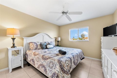 House in Cape Coral, Florida 4 bedrooms, 244.24 sq.m. № 1887058 - photo 17