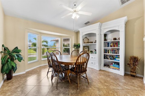 House in Cape Coral, Florida 4 bedrooms, 244.24 sq.m. № 1887058 - photo 5