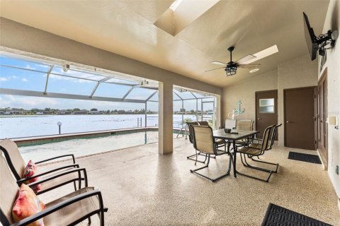 House in Cape Coral, Florida 4 bedrooms, 244.24 sq.m. № 1887058 - photo 24