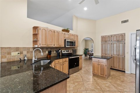 House in Cape Coral, Florida 4 bedrooms, 244.24 sq.m. № 1887058 - photo 9