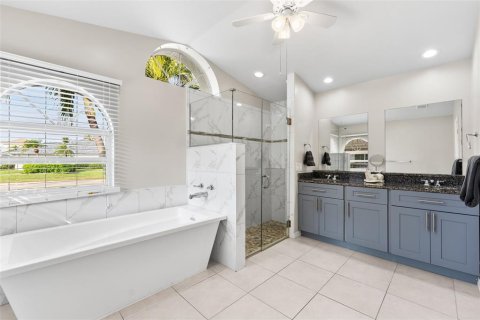 House in Cape Coral, Florida 4 bedrooms, 244.24 sq.m. № 1887058 - photo 15