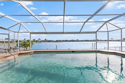 House in Cape Coral, Florida 4 bedrooms, 244.24 sq.m. № 1887058 - photo 23