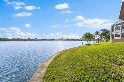 House in Cape Coral, Florida 4 bedrooms, 244.24 sq.m. № 1887058 - photo 29