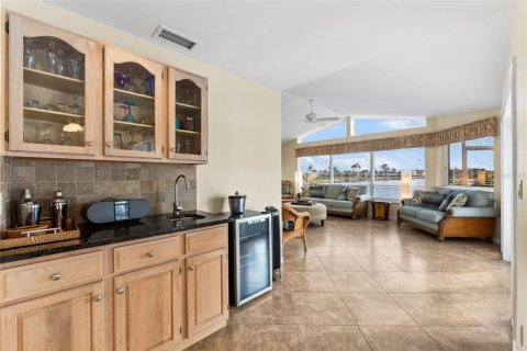 House in Cape Coral, Florida 4 bedrooms, 244.24 sq.m. № 1887058 - photo 10