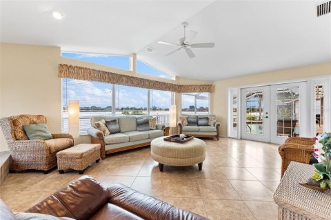 House in Cape Coral, Florida 4 bedrooms, 244.24 sq.m. № 1887058 - photo 12