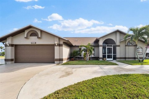 House in Cape Coral, Florida 4 bedrooms, 244.24 sq.m. № 1887058 - photo 1