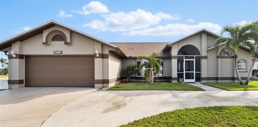 House in Cape Coral, Florida 4 bedrooms, 244.24 sq.m. № 1887058