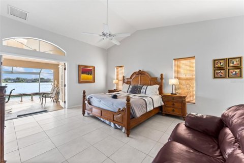 House in Cape Coral, Florida 4 bedrooms, 244.24 sq.m. № 1887058 - photo 14