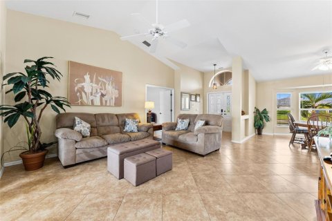 House in Cape Coral, Florida 4 bedrooms, 244.24 sq.m. № 1887058 - photo 4