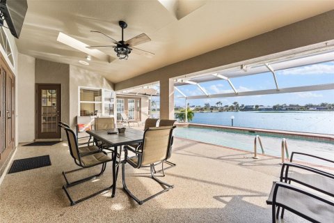 House in Cape Coral, Florida 4 bedrooms, 244.24 sq.m. № 1887058 - photo 25
