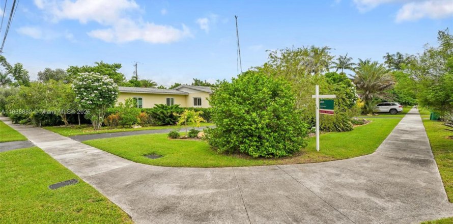 House in Homestead, Florida 4 bedrooms, 246.66 sq.m. № 1827528
