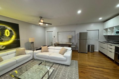 Condo in Miami Beach, Florida, 1 bedroom  № 1977491 - photo 1