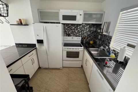 Copropriété à louer à North Miami Beach, Floride: 1 chambre, 61.59 m2 № 1987550 - photo 4