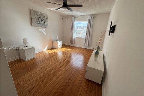 Copropriété à louer à North Miami Beach, Floride: 1 chambre, 61.59 m2 № 1987550 - photo 6