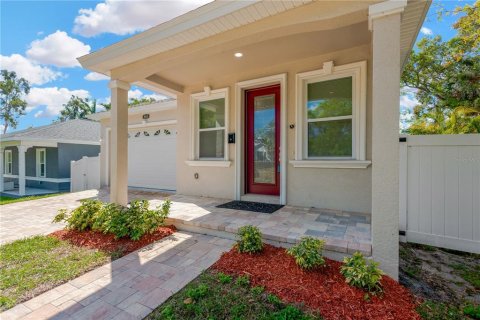 Casa en venta en Saint Petersburg, Florida, 3 dormitorios, 174.66 m2 № 1593078 - foto 1