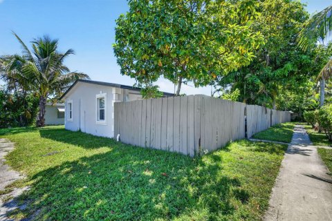 Commercial property in Lake Worth, Florida 234.11 sq.m. № 2184277