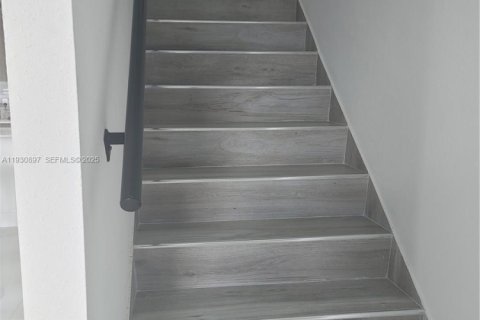Снять в аренду виллу или дом в Флорида-Сити, Флорида 5 спален, 176.7м2, № 2034491 - фото 11