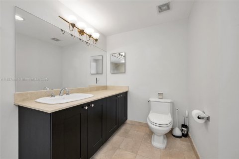 Condo in Coral Gables, Florida, 2 bedrooms  № 1801163 - photo 16